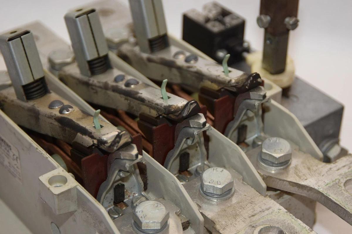 Used SIEMENS 3KE4530-0AA Front Operator Load Disconnect Switch 3 pole 1000 AMP  1000A