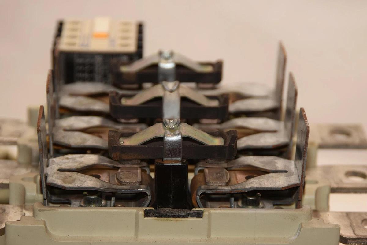 Used TELEMECANIQUE LC1 F 265 LC1F265 285A 120/127V Coil Contactor