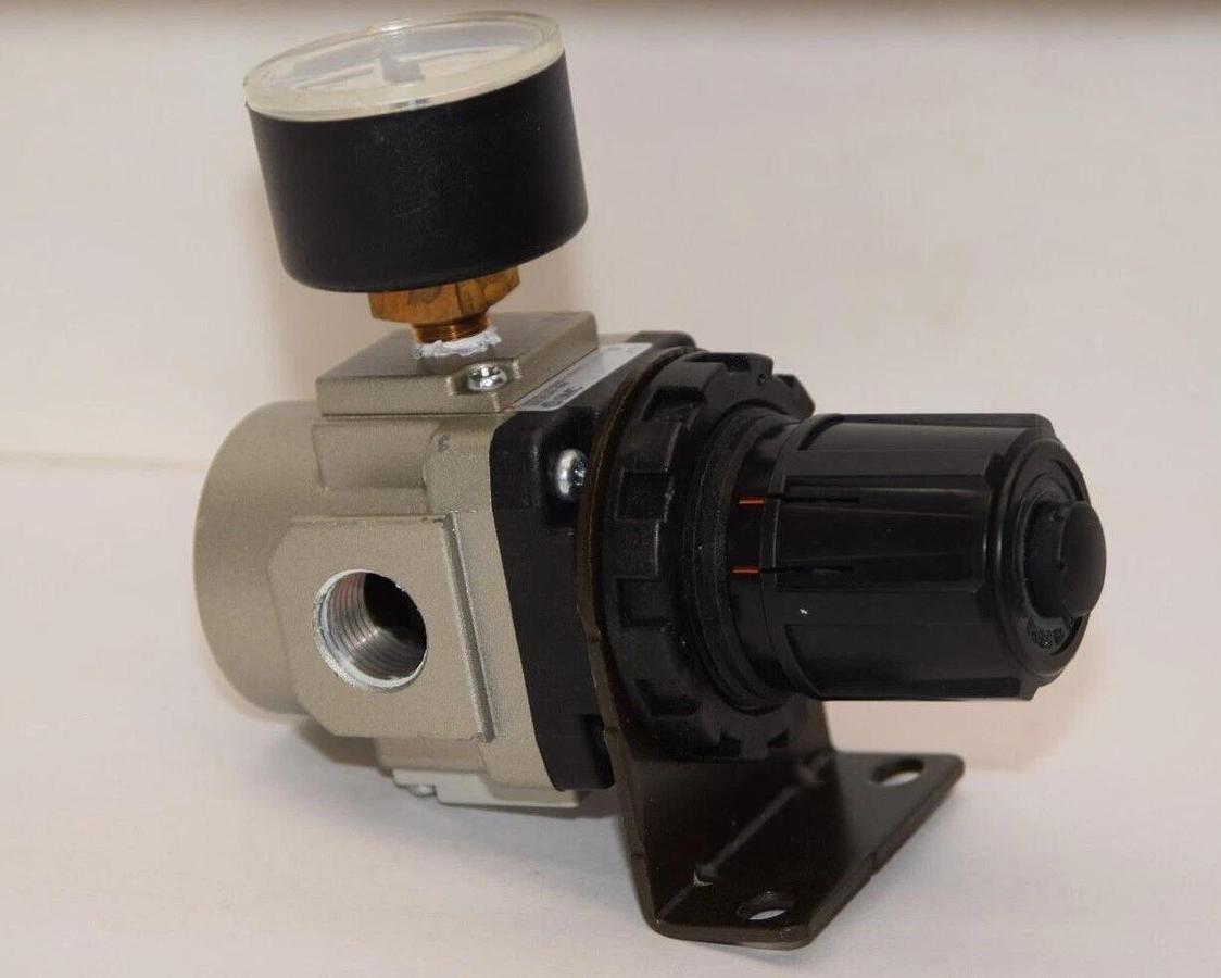 Used SMC AR30-N03BG-1Z-X 0-30psi Pneumatic Regulator & Gauge