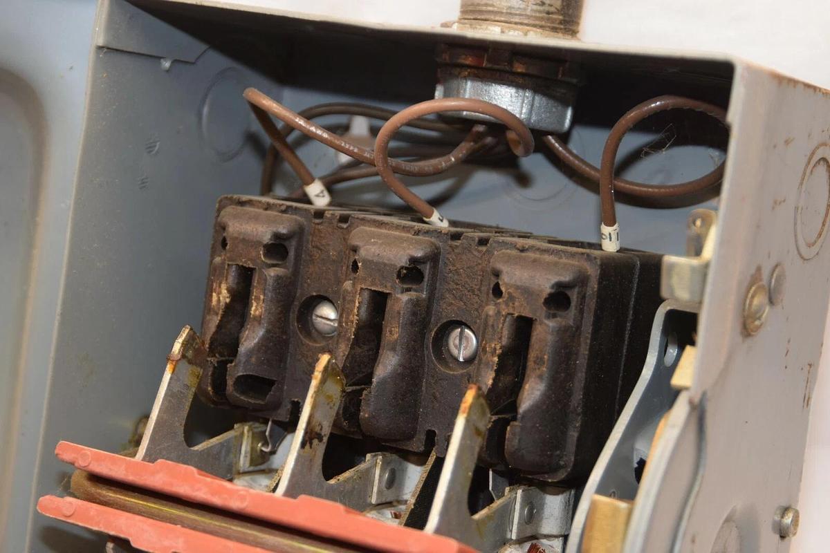 Used Square D 30 Amp single throw Safety Switch 600 V HU-361 series A2 30A 30 A