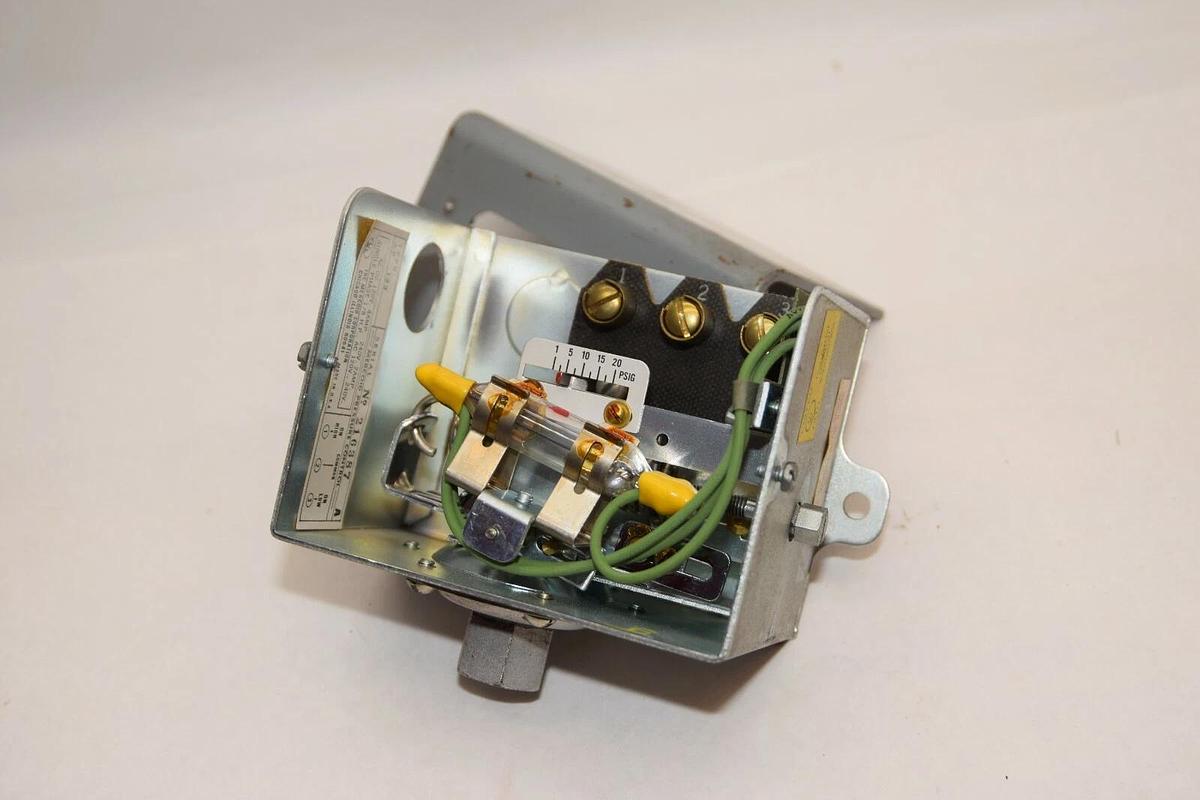 MERCOID CONTROL AP153 AcDc 120V 4A 4 Amp Pressure Switch