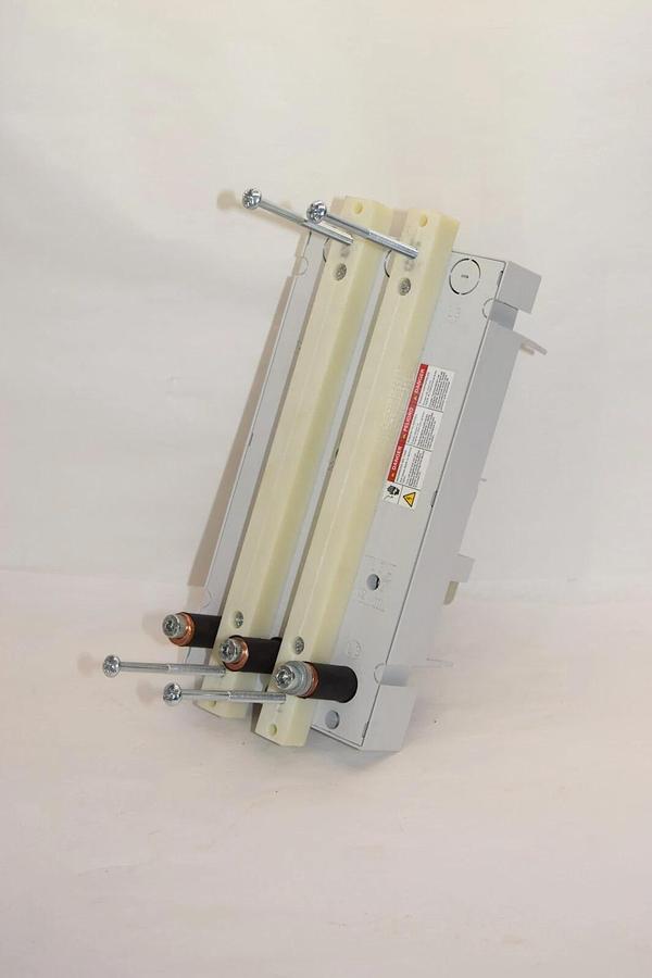 Used SIEMENS 8US1213-4AH00  BUSBAR Adapter for Breaker 600VAC