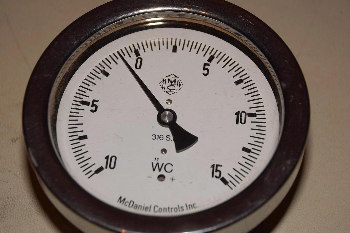 Used MCDANIEL CONTROLS MCXA 316 S.S 49644 STAINLESS STEEL PRESSURE GAUGE