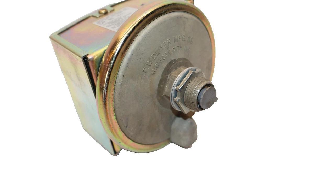 Dwyer Instruments Pressure Switch 1823 10psi 180°F (New)