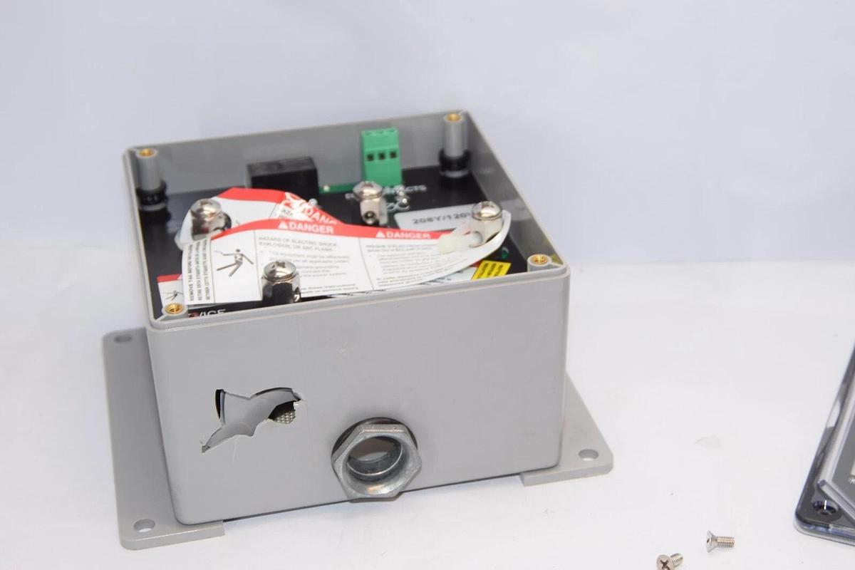 (NEW) SQUARE D SSP02XDSE10A XDSE 208Y 120V Type 2 Surge Protector *Cracked Case*