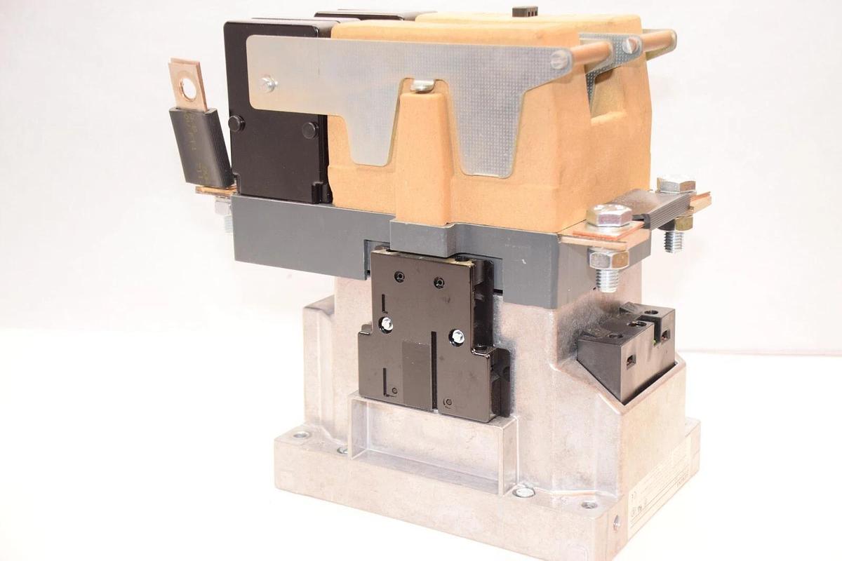 Used SIEMENS 3TC5217-0A , 3TC52170A 2P Contactor With 24V Coil