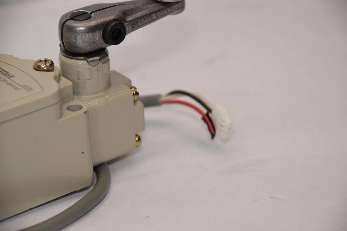 Used YAMATAKE CORPORATION 1LS19-J 480Vac 10Amp Roller Arm Limit Switch