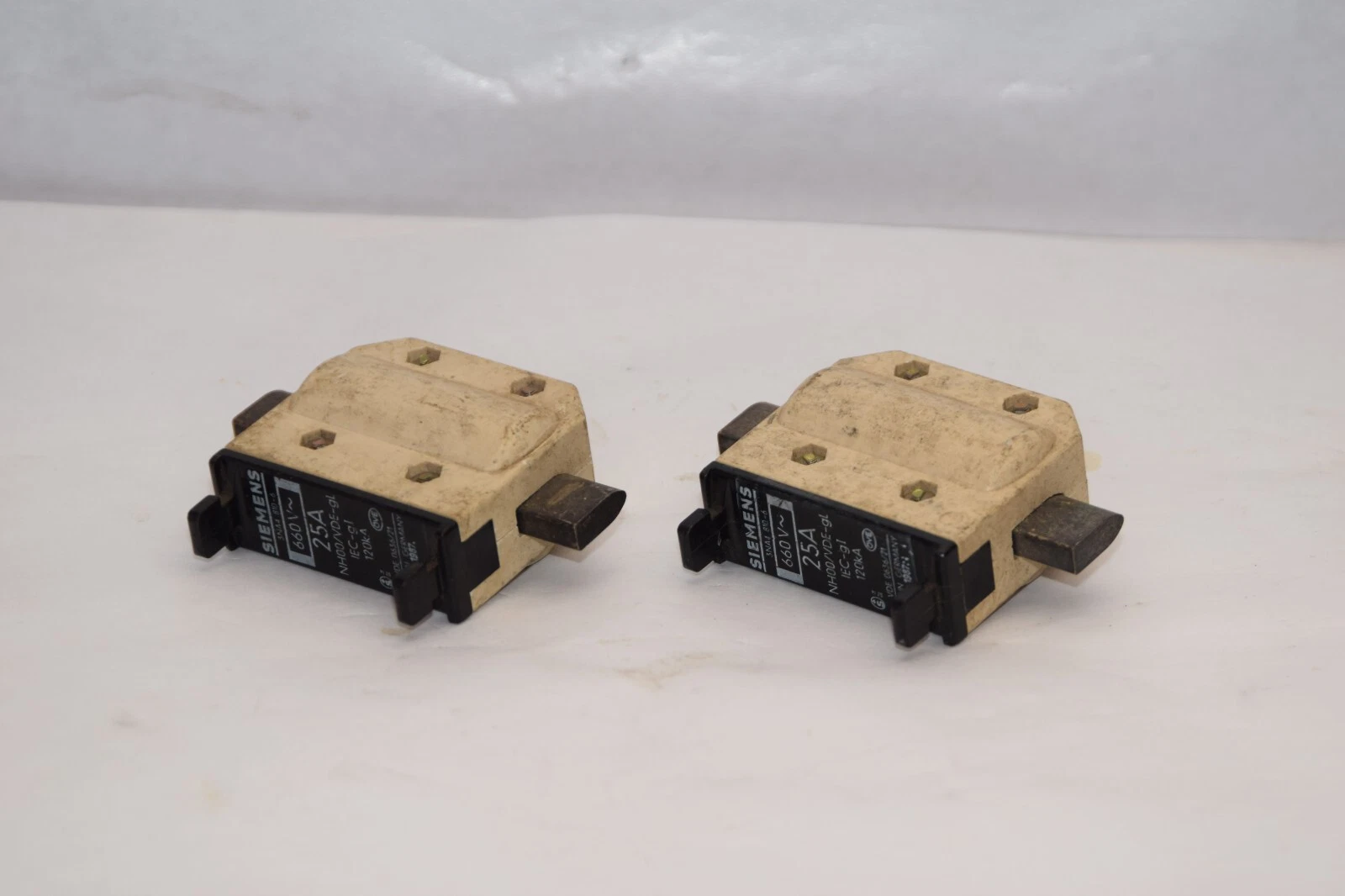 Used (Lot of 2) SIEMENS 3NA4810-6 3NA4 810-6 NH00/VDE-gL 25Amp Fuse