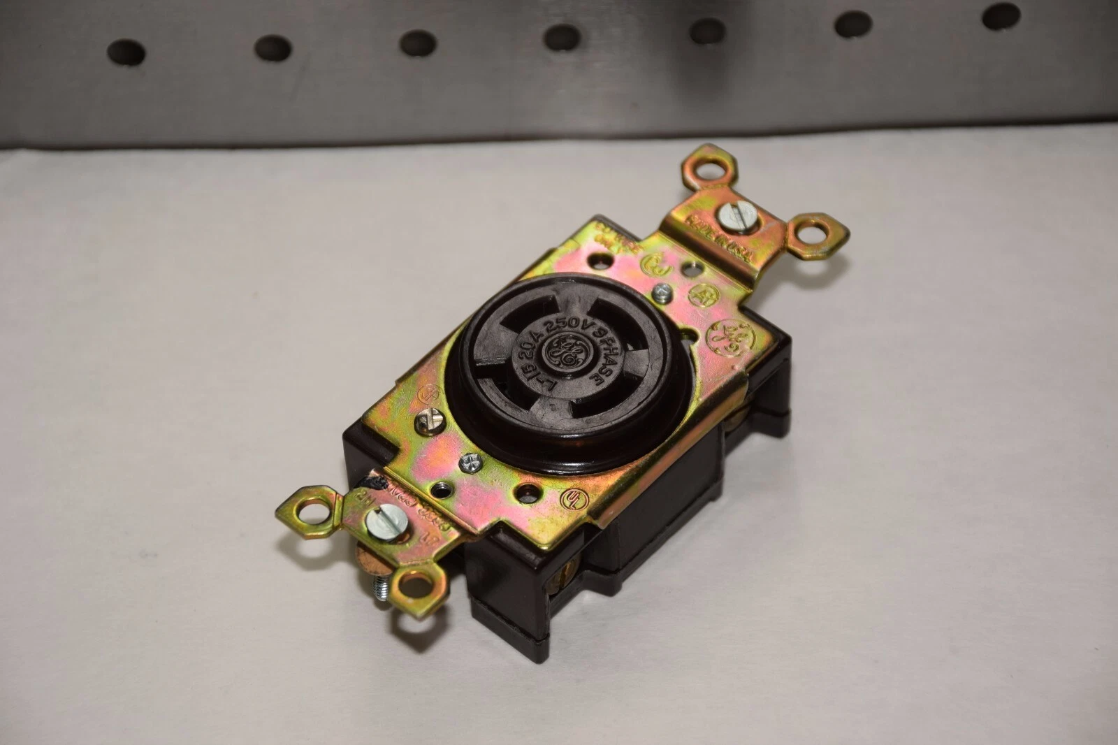 GE GENERAL ELECTRIC L-15 20A 250V 3 PHASE TWIST LOCK RECEPTACLE NEW