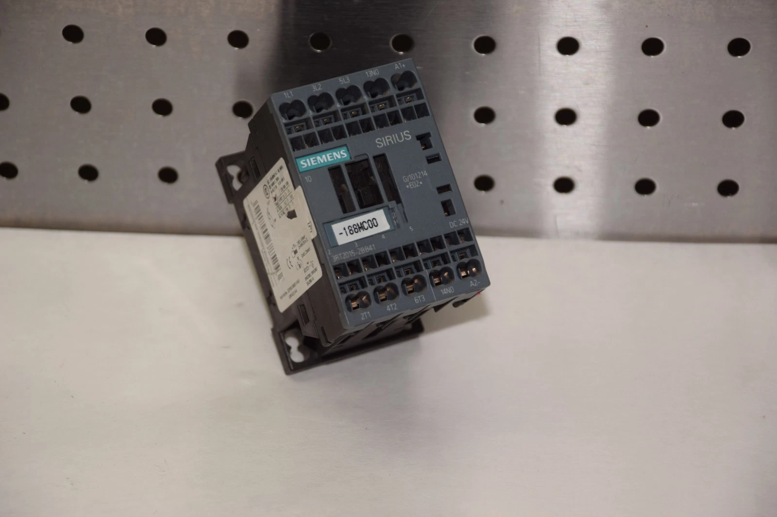 Used SIEMENS SIRIUS 3RT2015-2BB41 G/101214 E02 24V DC CONTACTOR