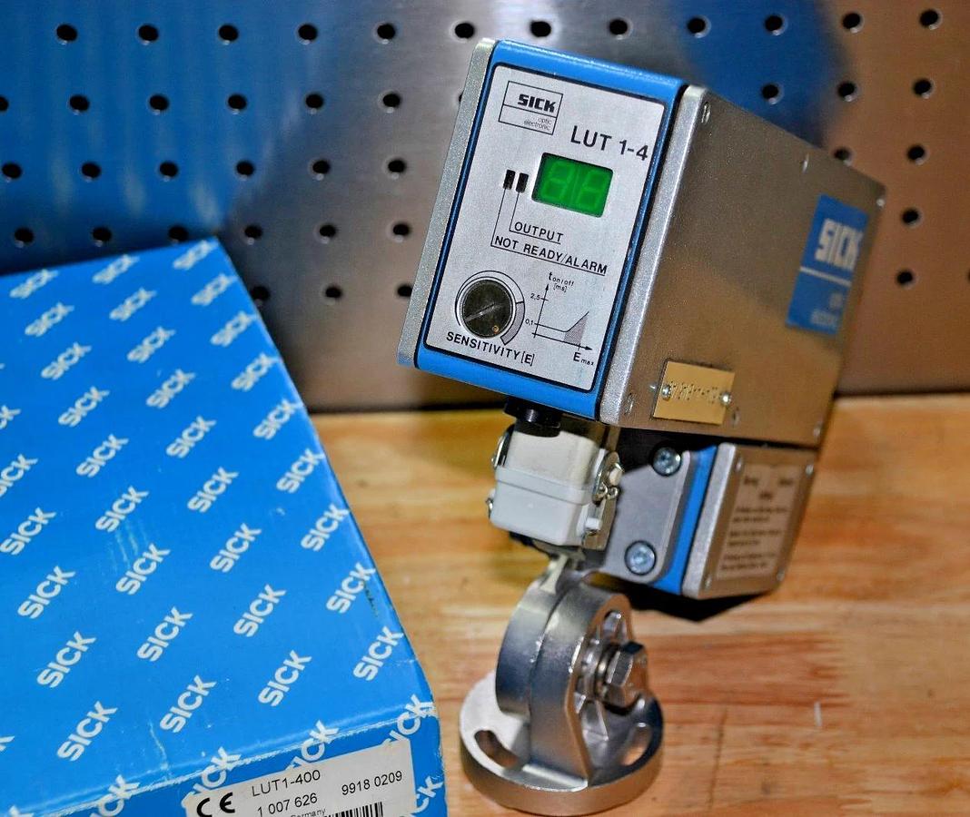 SICK OPTIC ELECTRONIC LUT1-400 Luminescence Sensor  LUT1400 *New*