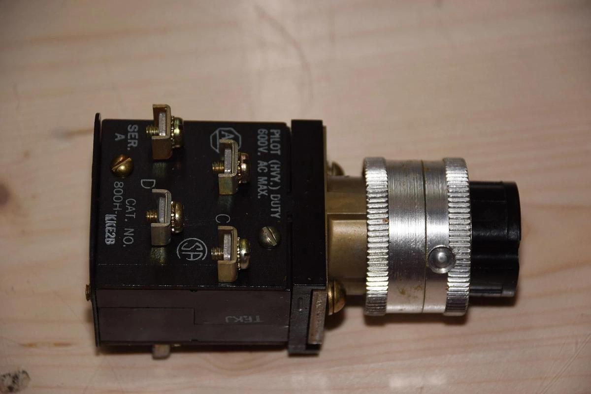 ALLEN BRADLEY 800H-KKE2B 800H KKE2B 800HKKE2B SER A  SELECTOR PUSH BUTTON NEW