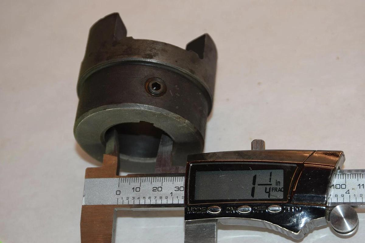 NEW (LOT OF 2) MAUREY CHICAGO FC100 x 1-1/4 FC100X1-1/4 1-1/4" BORE COUPLING