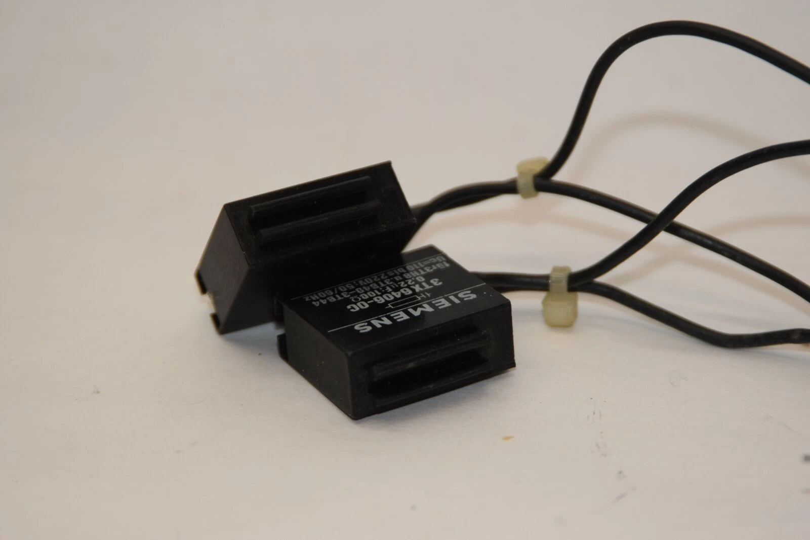Used (LOT OF 2) SIEMENS 3TX6406-0C 3TX64060C 0.22uF 100Ω Surge Suppressor