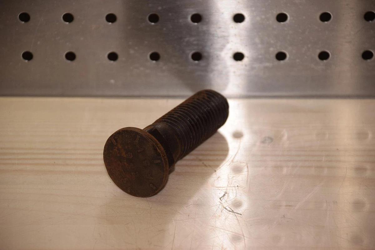 ABELE 2110881 BOLT FOR BLADES ON TROJAN LOADER B NEW