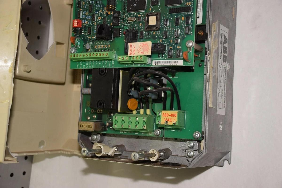 Used ABB VFD ACS300  ACS311-6P6-3 ACS3116P63 380/480V VARIABLE FREQUENCY DRIVE