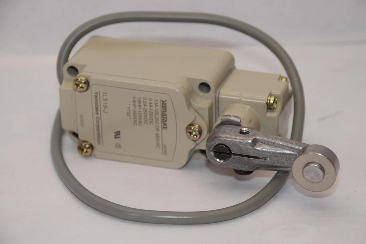 Used YAMATAKE CORPORATION 1LS19-J 480Vac 10Amp Roller Arm Limit Switch