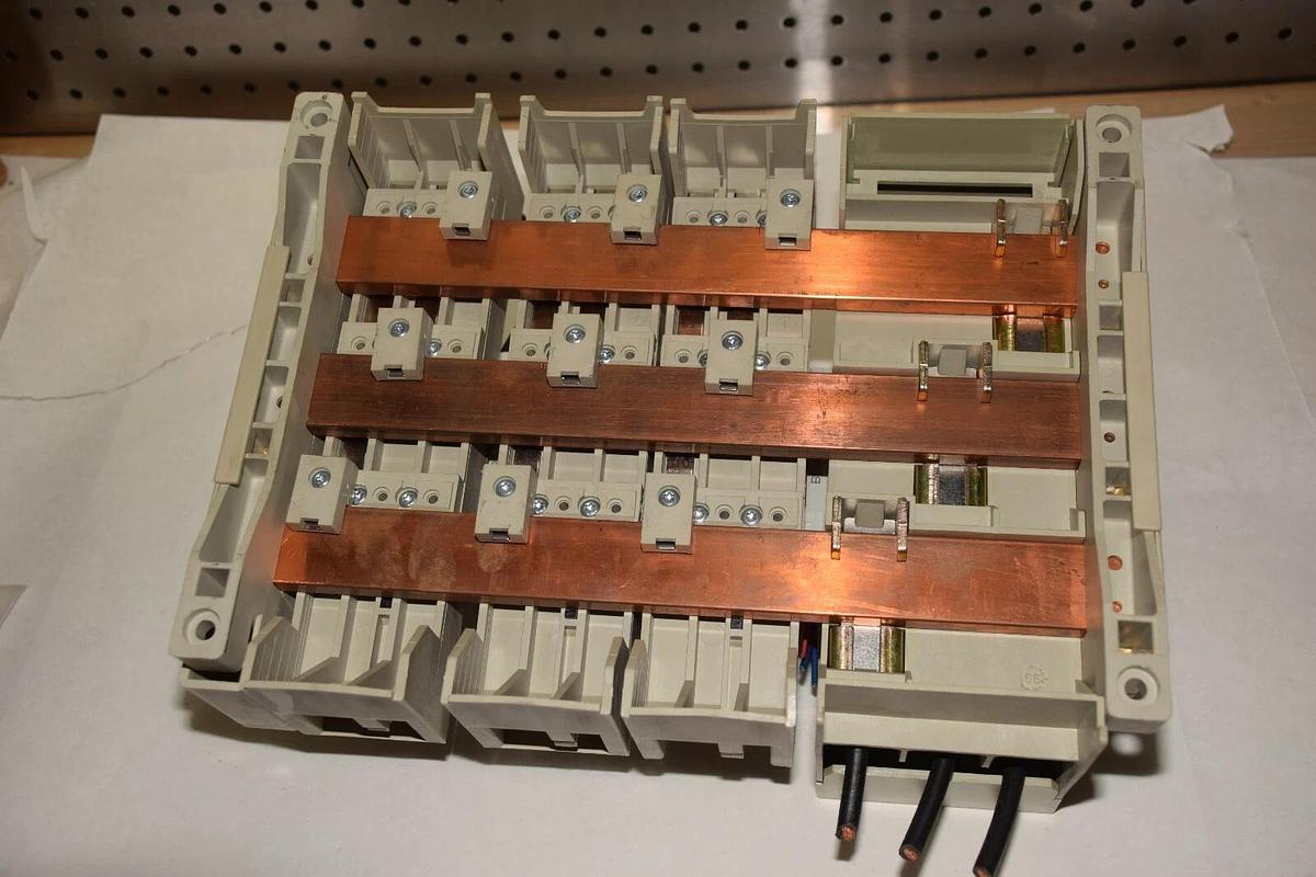 Used RITTAL RILINE BUSBAR SYSTEM 1662 35726 SV3041.000 WITH BREAKERS 20A 50A 16A