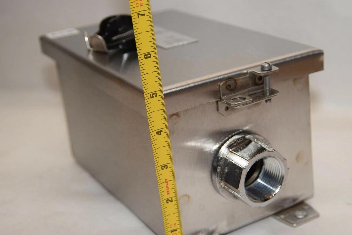 EATON B100W0C 2606D83G01 Size 0 3Ph Nema 4 Stainless Steel SS Manual Starter NEW