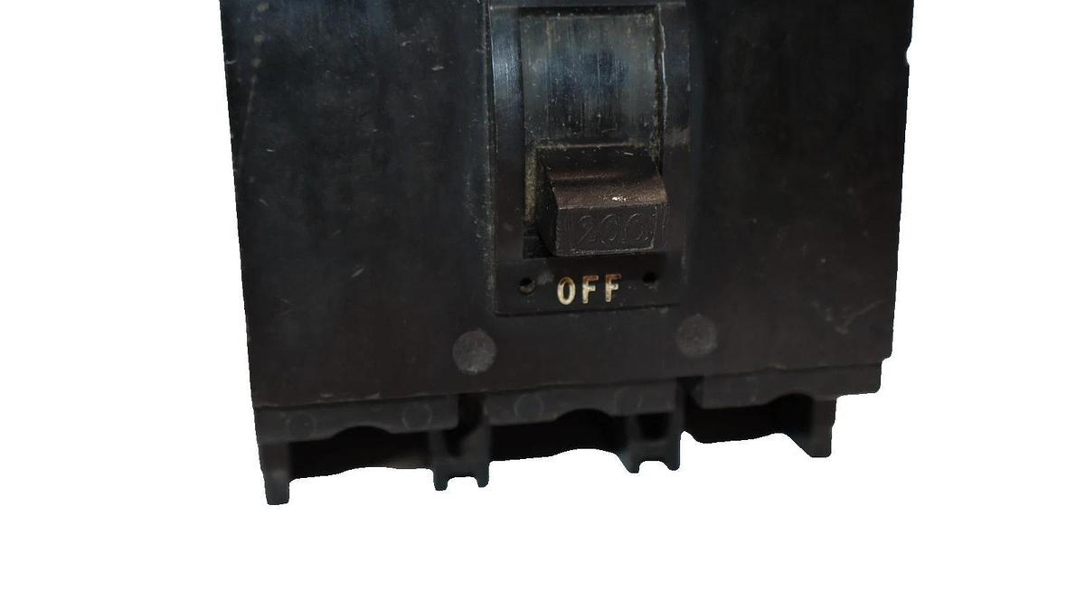Used Square D Circuit Breaker 200A Q2M-3200-MT 200 Amp Q2M3200MT 3P