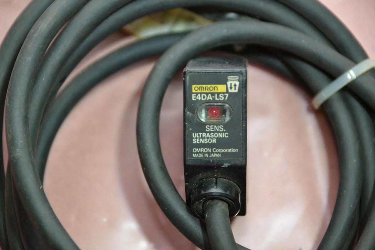 Used OMRON E4DA-LS7 E4DA LS7 E4DALS7 ULTRASONIC SENSOR