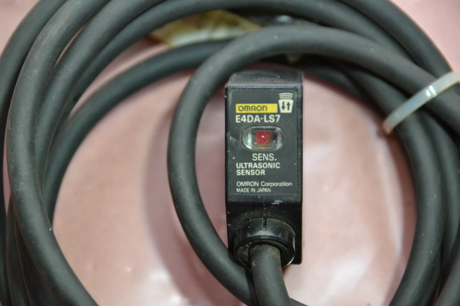 Used OMRON E4DA-LS7 E4DA LS7 E4DALS7 ULTRASONIC SENSOR