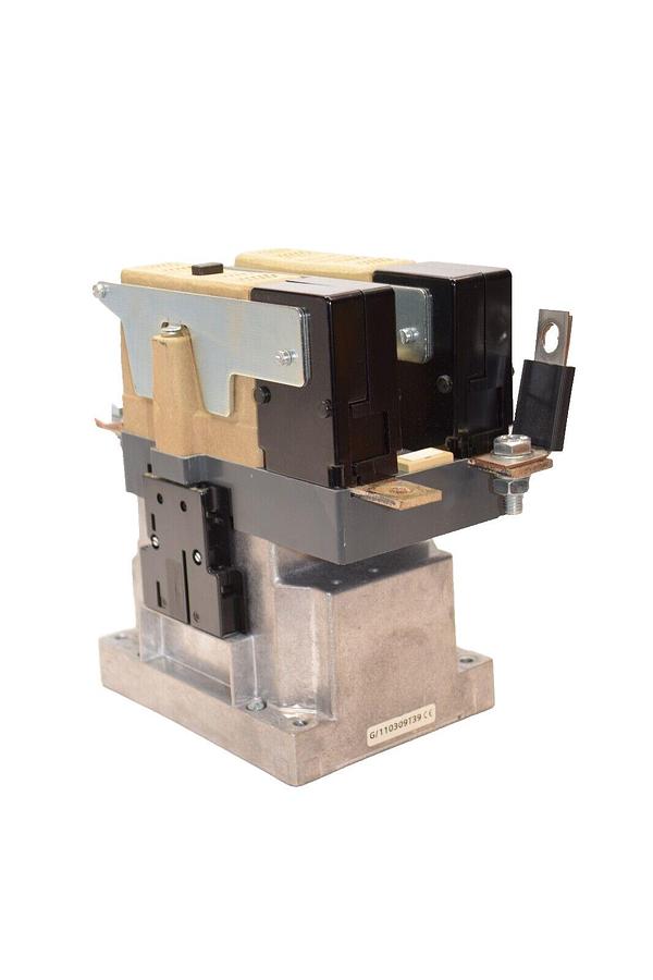 Used SIEMENS 3TC5217-0A , 3TC52170A 2P Contactor With 24V Coil