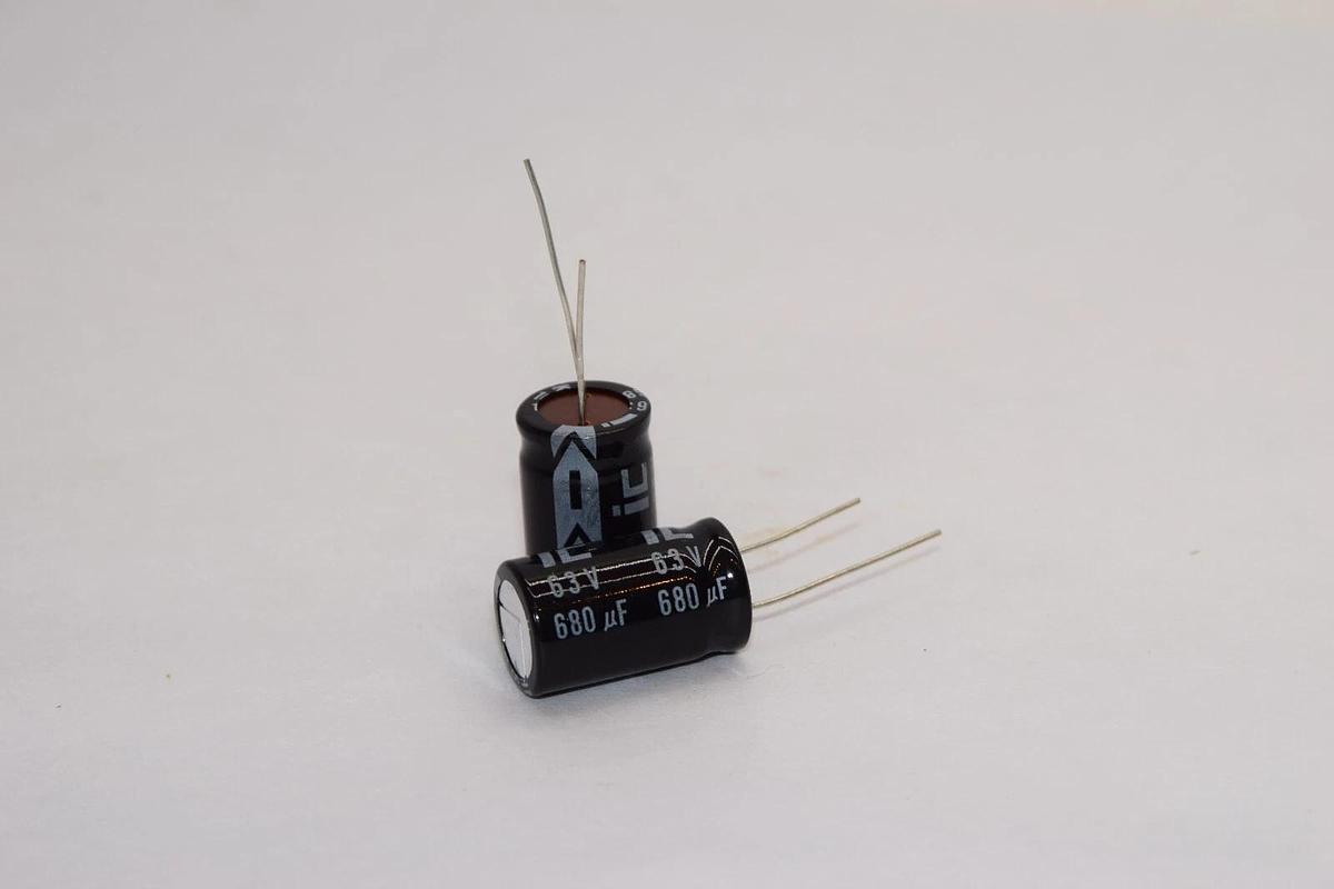 (NEW - Lot 2) ILLINOIS CAPACITOR CKHM M105C 63V 680uF Capacitor