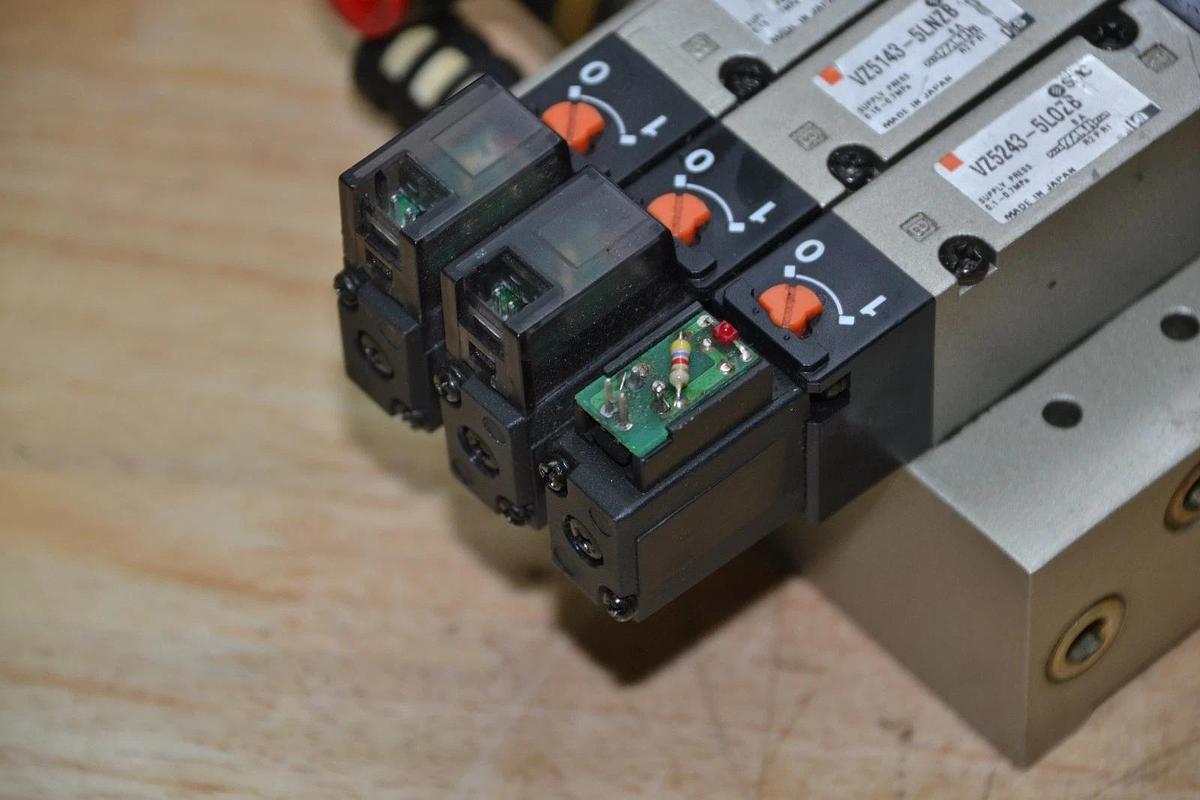 Used SMC VZ5143-5LNZB 24 VDC COIL PNEUMATIC VALVE MANIFOLD ASSY 3 PNEUMATIC VALVES