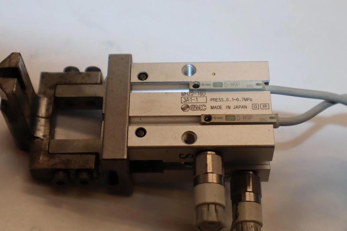 Used SMC Pneumatic Parallel Air Gripper Cylinder MHZ2-16D MHZ216D 3A1-1 , 0.1-0.7MPa
