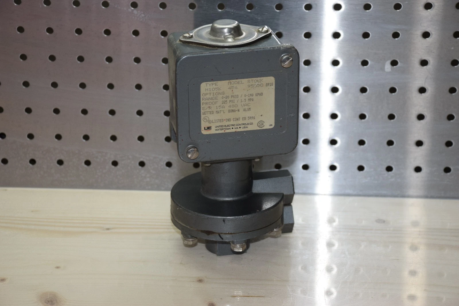 Used UNITED ELECTRIC H105K 456 1.5MPA 15A 480VAC PRESSURE CONTROLLER SWITCH