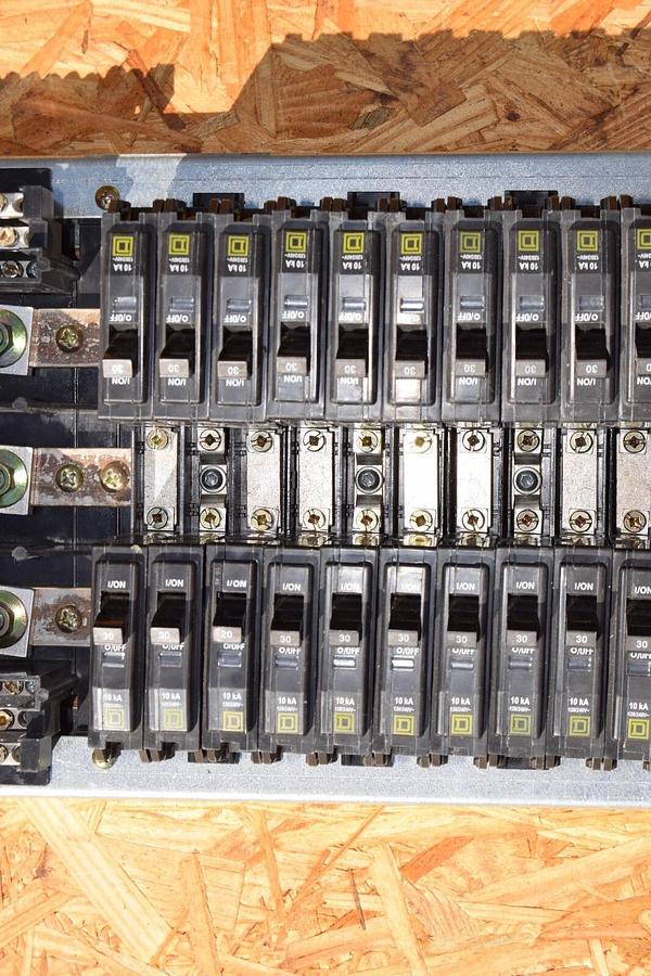 Used Square D 42 Circ 225A Main Lug Panelboard Interior NQOM442L225GSA 3ph LOADED 30a