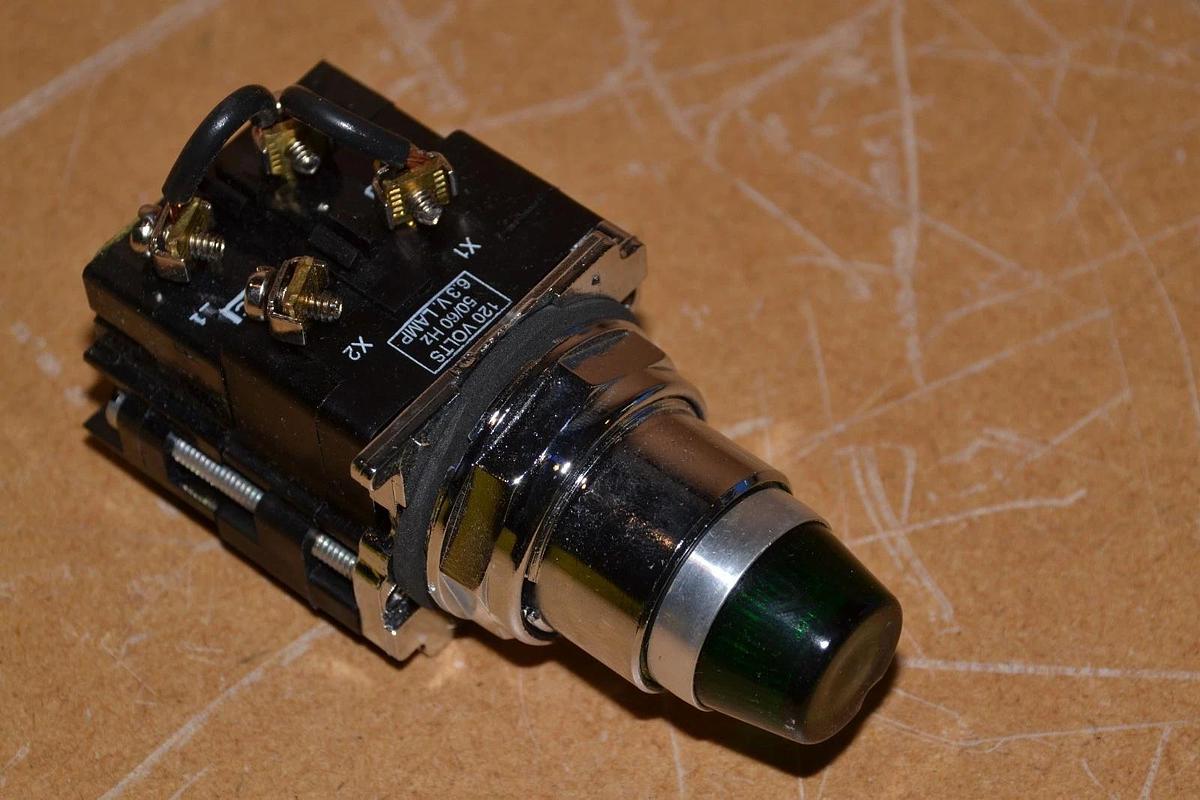 CUTLER HAMMER 10250T37NG GREEN LENS 120V 50/60Hz SER B1 PRESTEST LIGHT NEW