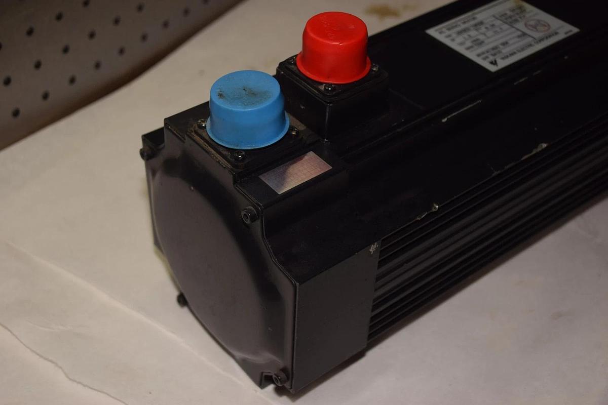 Used YASKAWA SERVO MOTOR  USAGED-13A22K 1.3kW 8.34Nm 11.7A Encoder: UTOPH-81AVF
