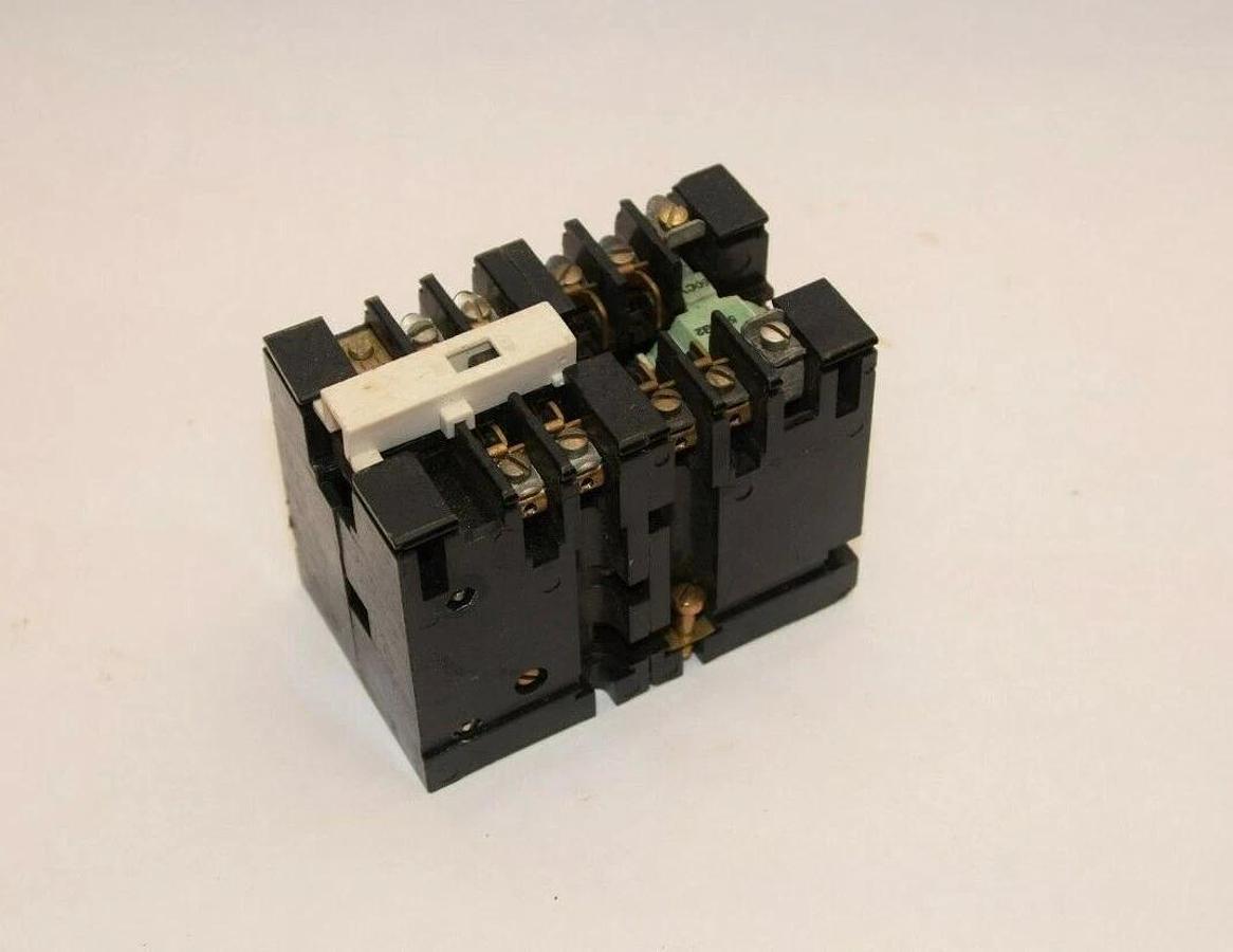 Used GENERAL ELECTRIC CR122A04302AA 115V 60Hz 360V 10A Series A Industrial Relay