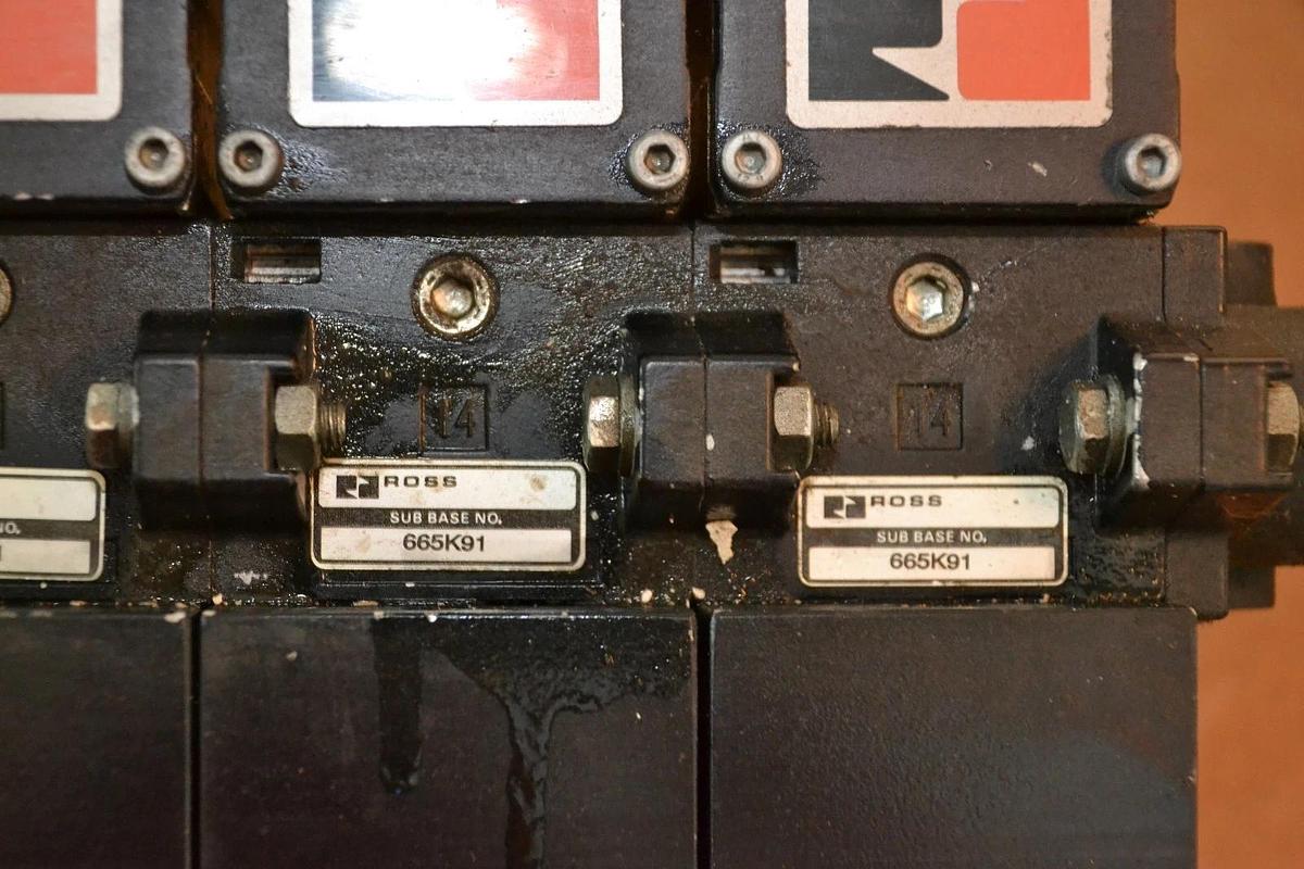 Used Ross Solenoid Valve Manifold (2) W6077B3431 (1) W6076B3437 (3) 665K91 Base