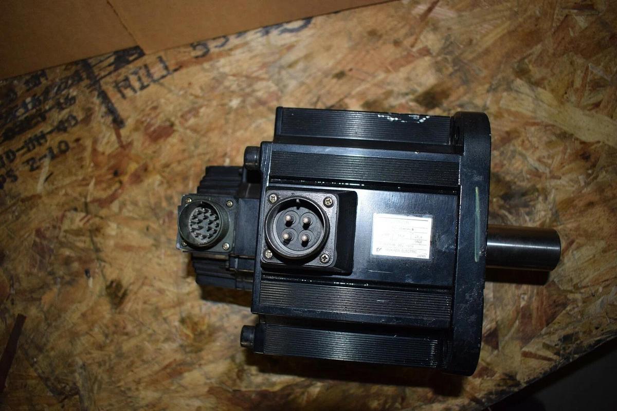 Used YASKAWA ELECTRIC AC Servo Motor SGMG-30ASABS  SGMG30ASABS 2900W 18.6 N~M