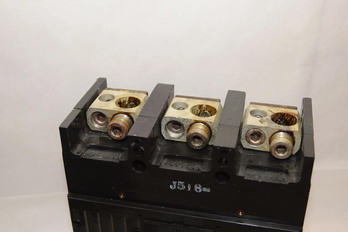 Used GENERAL ELECTRIC TJD432300 E11592-R 300A 300 A Amp 240V Circuit Breaker