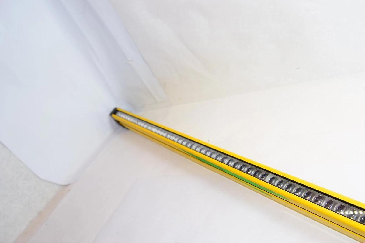 Used GUARDSTAR BS1230R B-Series Receiver Light Curtain *Small Crack*