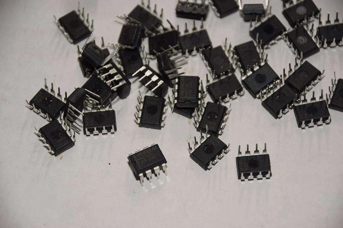 (LOT 47) MAXIM MAX702CPA 242 MAX702CPA242 POWER SUPPLY MONITOR WITH RESET NEW