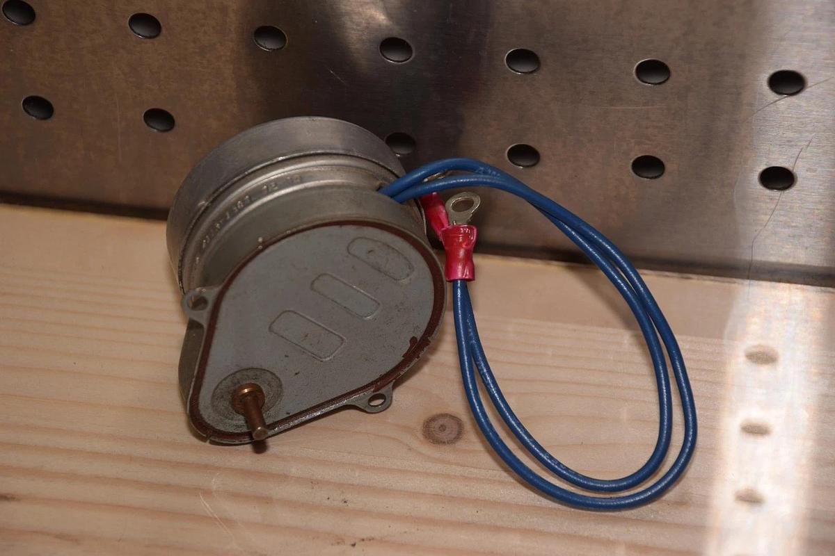 Used DANAHER CONTROLS EAGLE SIGNAL 4113-1381 41131381 110V MOTOR