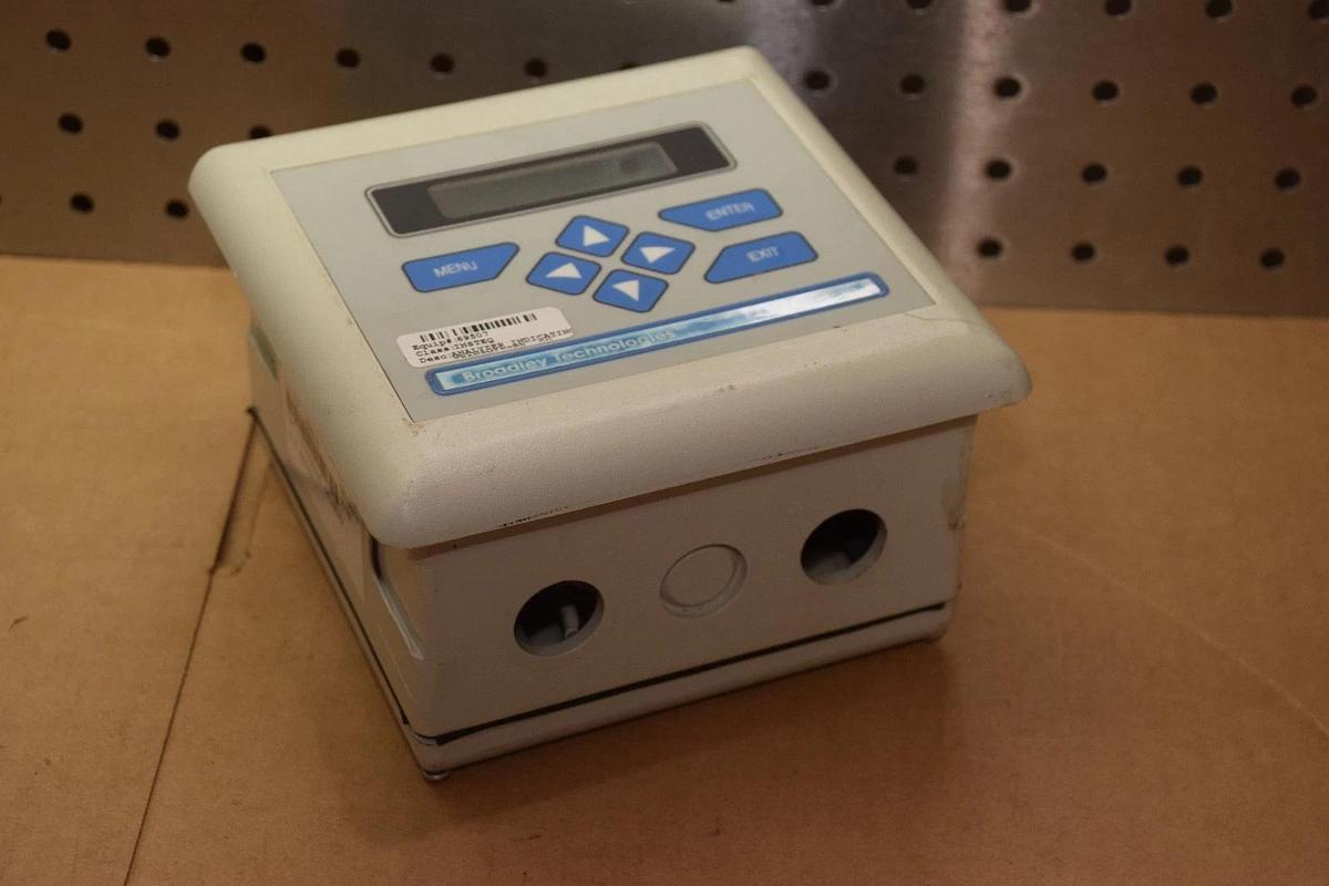 Used ROSEMOUNT ANALYTICAL 1055-01-10-25-32 105501102532 10W MONITOR