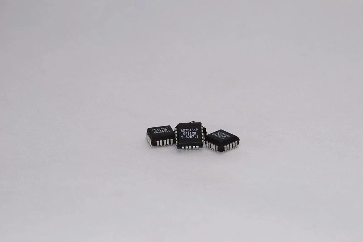 (NEW - Lot of 4) ANALOG DEVICES AD7548KP Digital to Analog Conveter