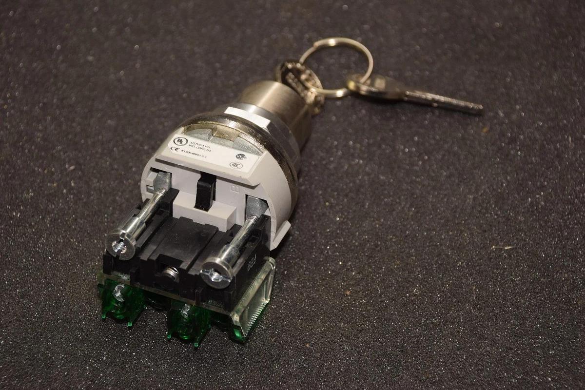 ALLEN BRADLEY 800TC-H3126D1 SERIES T 2 POS SELECTOR SWITCH WITH KEY NEW
