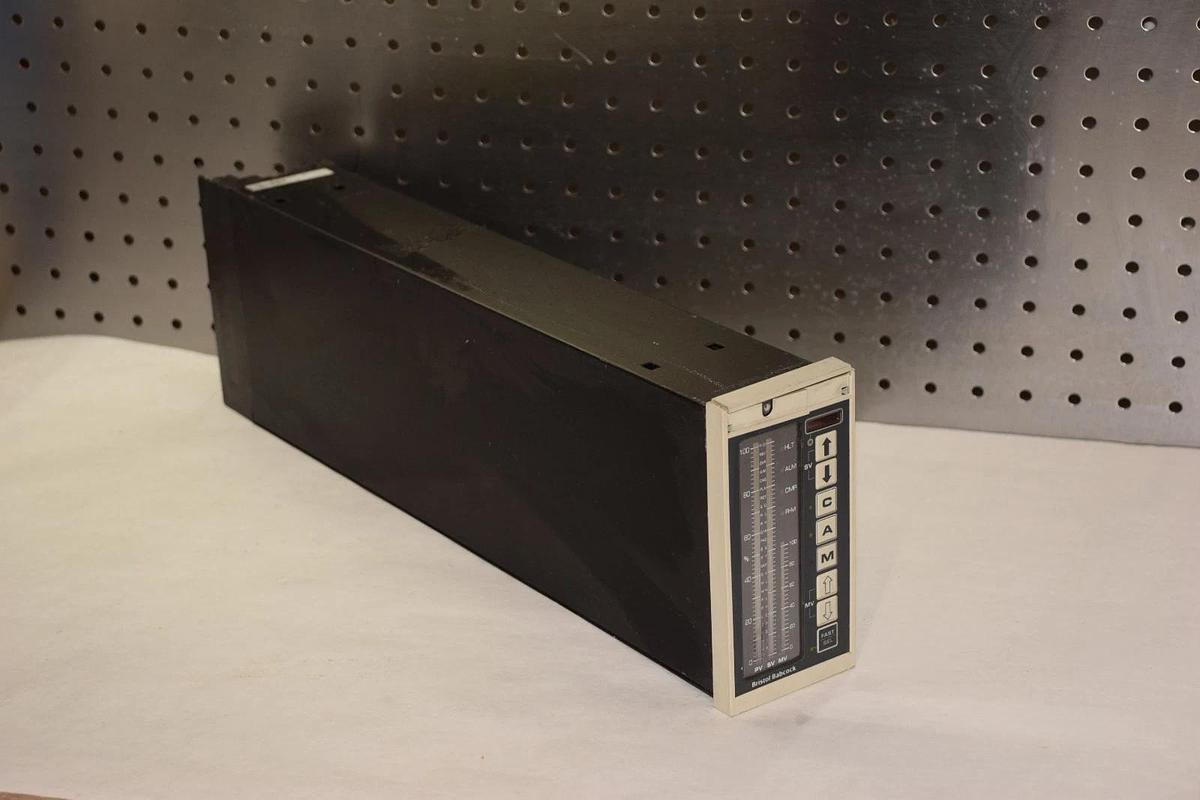 Used BRISTOL BABCOCK INC. SLC-3740 374044A110 1-5V 24V 8.4VA CONTROLLER