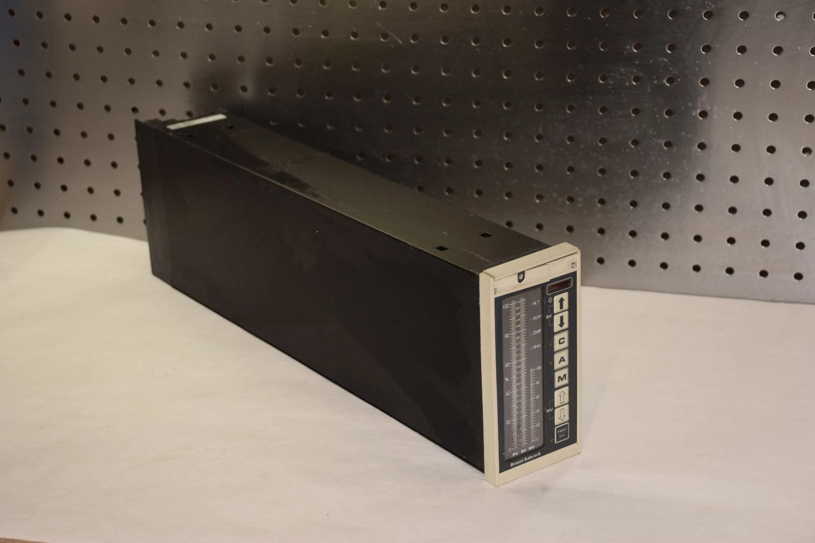 Used BRISTOL BABCOCK INC. SLC-3740 374044A110 1-5V 24V 8.4VA CONTROLLER