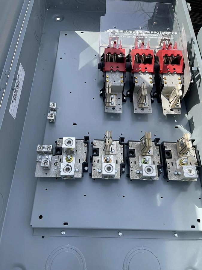 Eaton DH325NGK5 Heavy Duty, 4 wire Safety Switch Disconnect 400 Amp 240v Fusible