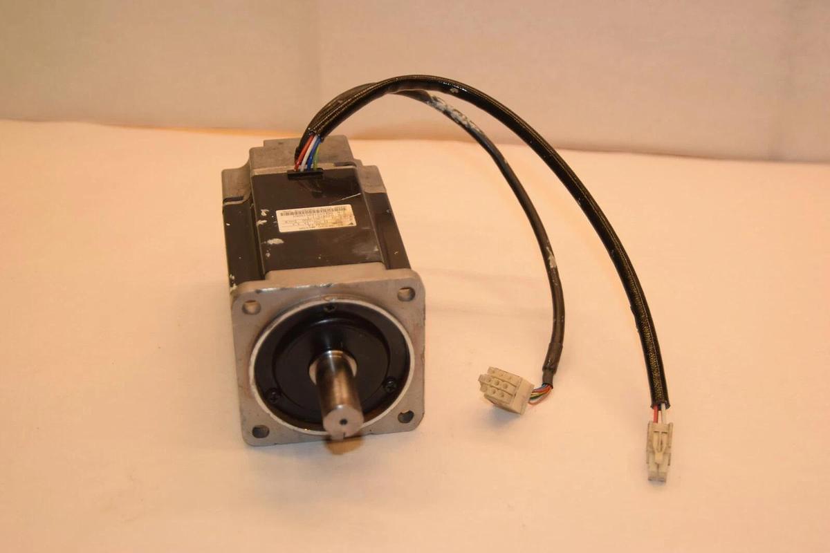 Used Yaskawa AC Servo Motor SGML-08AF14 750W 200V 4.4A N.m 2.39 r/min 3000 Ins. B