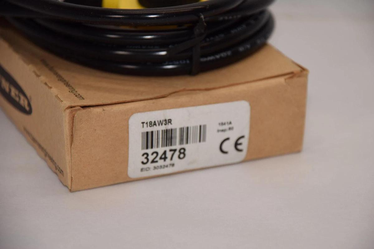 (NEW) BANNER T18AW3R , 32478 20-250V Self Contained Barrel Mount Sensor Module