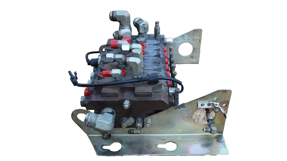 Used Altec 352-20070 , 35220070 , DB5195.800 Hydraulic Valve Block 7 Spool